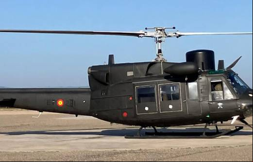 El primero de los antiguos AB-212 de la Armada, ya con los colores del Ej