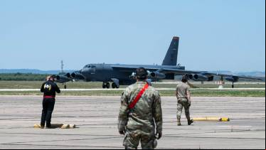 Uno de los B-52H se acerca a su zona de estacionamiento de Mor